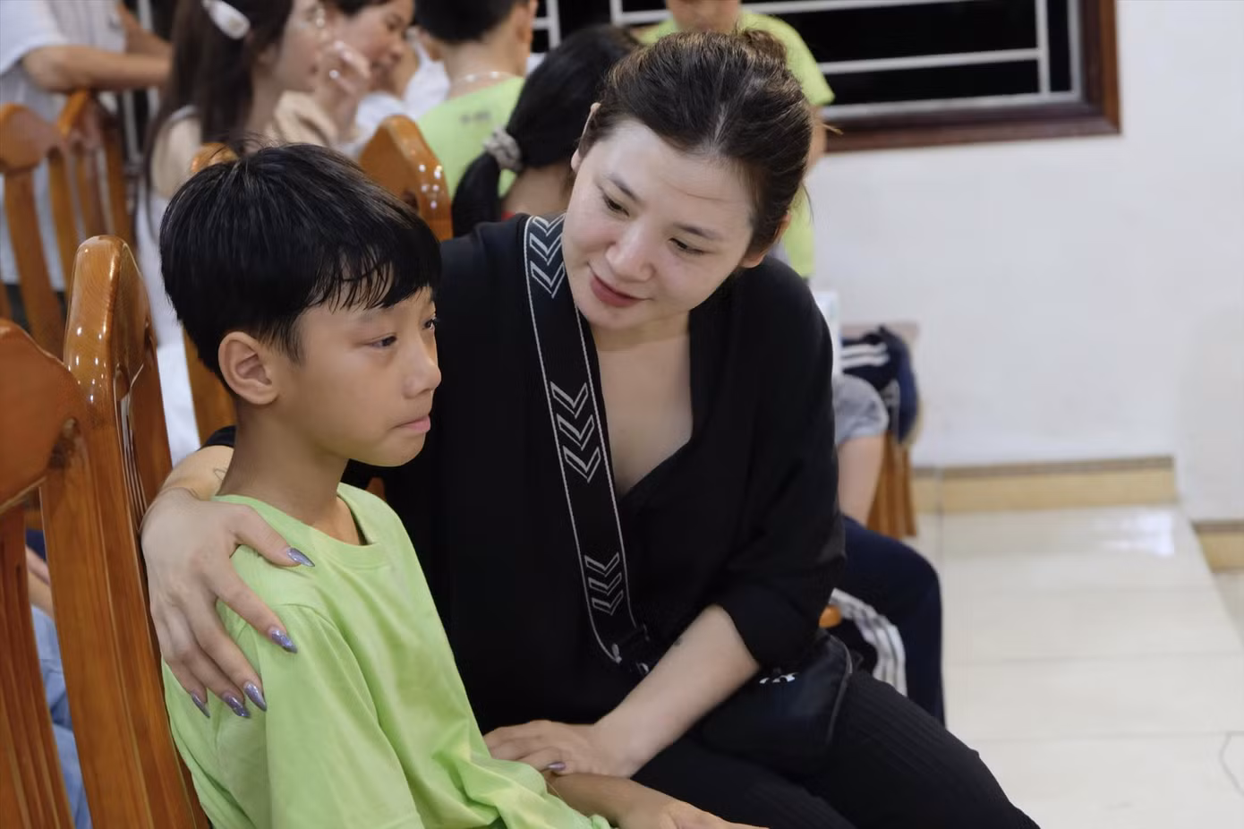 Chị Hoàng Thị Linh (Đội Cấn, Ba Đình, Hà Nội) trò chuyện với con trai Hoàng Đăng Duy Khánh (SN 2013)