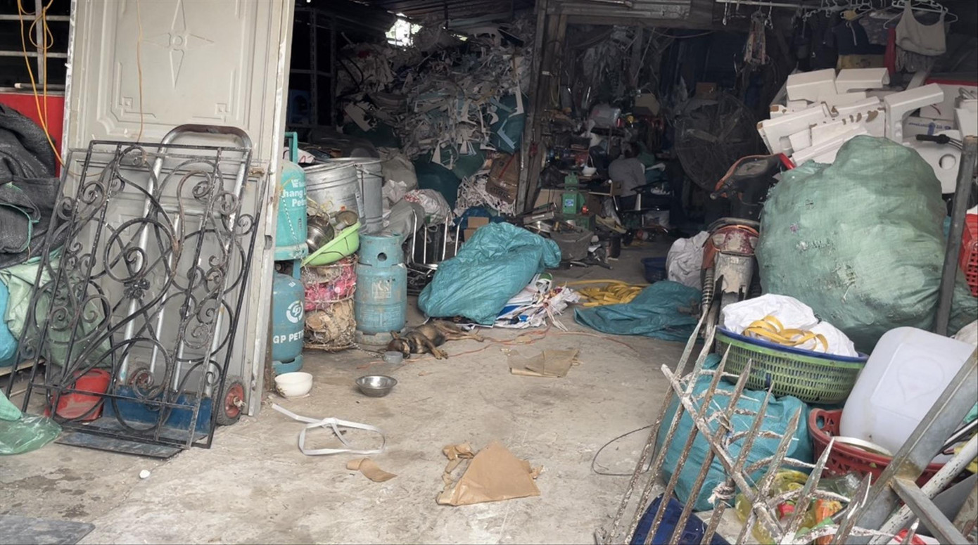 Cơ sở thu mua phế liệu tại đường Tân Triều Mới chất đầy phế liệu. Ảnh: Thành Đạt Cơ sở thu mua phế liệu tại đường Tân Triều Mới chất đầy phế liệu. Ảnh: Thành Đạt