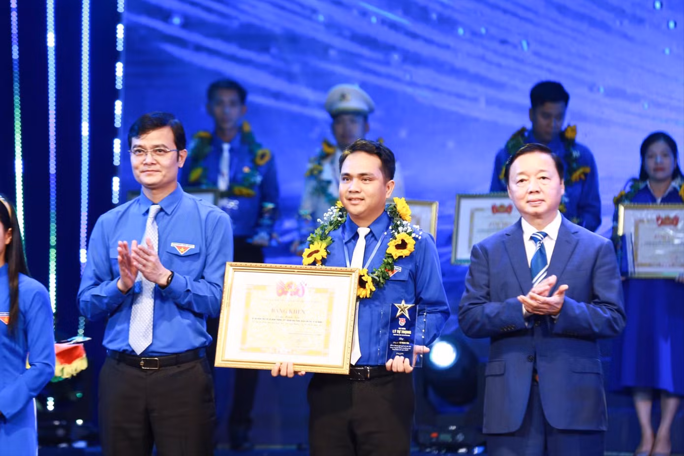 Phó Thủ tướng Trần Hồng Hà và Bí thư thứ nhất T.Ư Đoàn Bùi Quang Huy (bìa trái) trao tặng Giải thưởng Lý Tự Trọng năm 2024 cho anh Lê Mạnh Tấn - Bí thư Đoàn Trường THPT Hoàng Hoa Thám (Đà Nẵng). Phó Thủ tướng Trần Hồng Hà và Bí thư thứ nhất T.Ư Đoàn Bùi Quang Huy (bìa trái) trao tặng Giải thưởng Lý Tự Trọng năm 2024 cho anh Lê Mạnh Tấn - Bí thư Đoàn Trường THPT Hoàng Hoa Thám (Đà Nẵng).