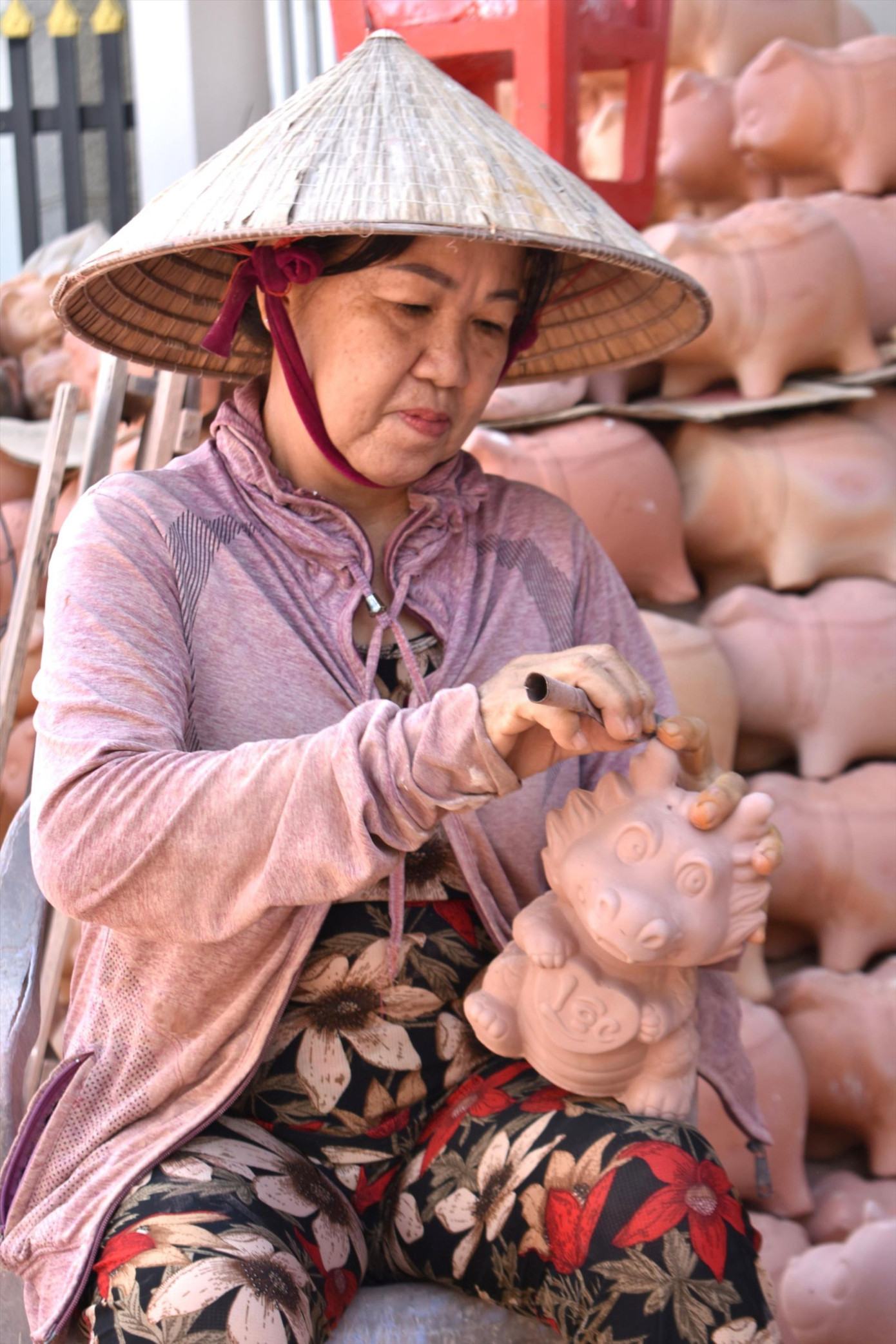 Cục đất sét qua tay nghệ nhân trở thành con vật có hồn ảnh: H.C Cục đất sét qua tay nghệ nhân trở thành con vật có hồn ảnh: H.C