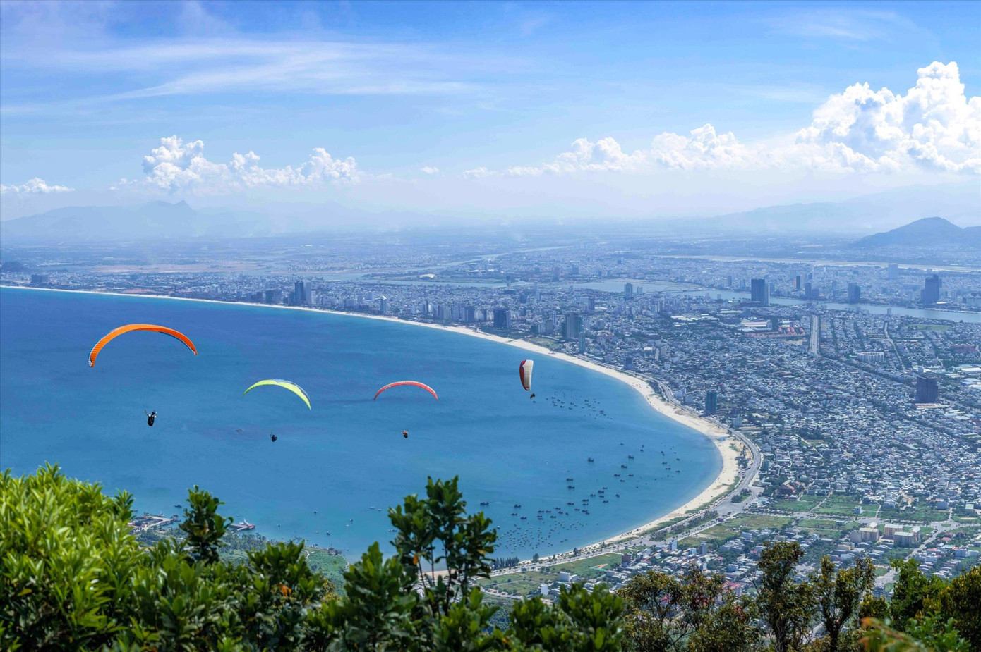 BQL bán đảo Sơn Trà và các bãi biển du lịch Đà Nẵng chú trọng tới các trò chơi như chèo sup, dù lượn…để hút khách. Ảnh: T.T.X.T