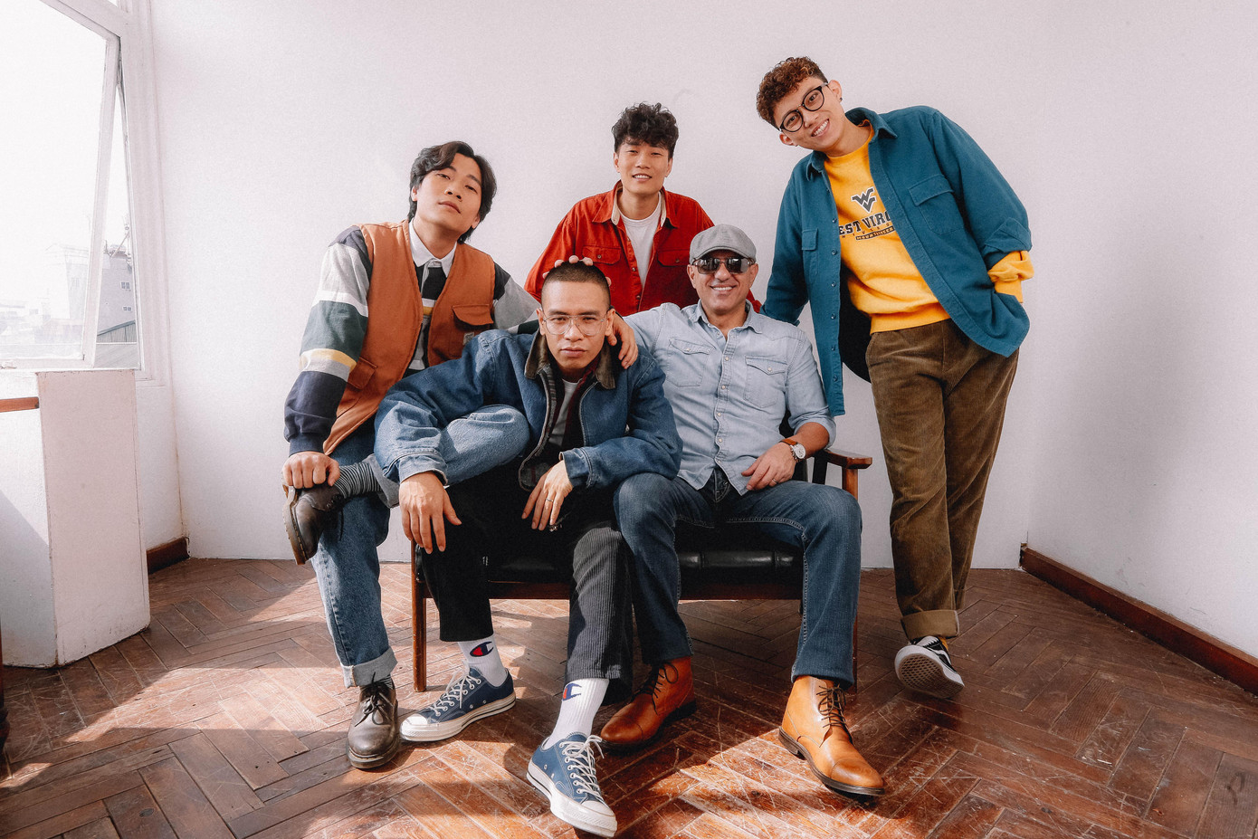 Tất cả các thành viên nhóm Oplus đều có khả năng tự sản xuất âm nhạc sau khóa đào tạo của Tass Petridis