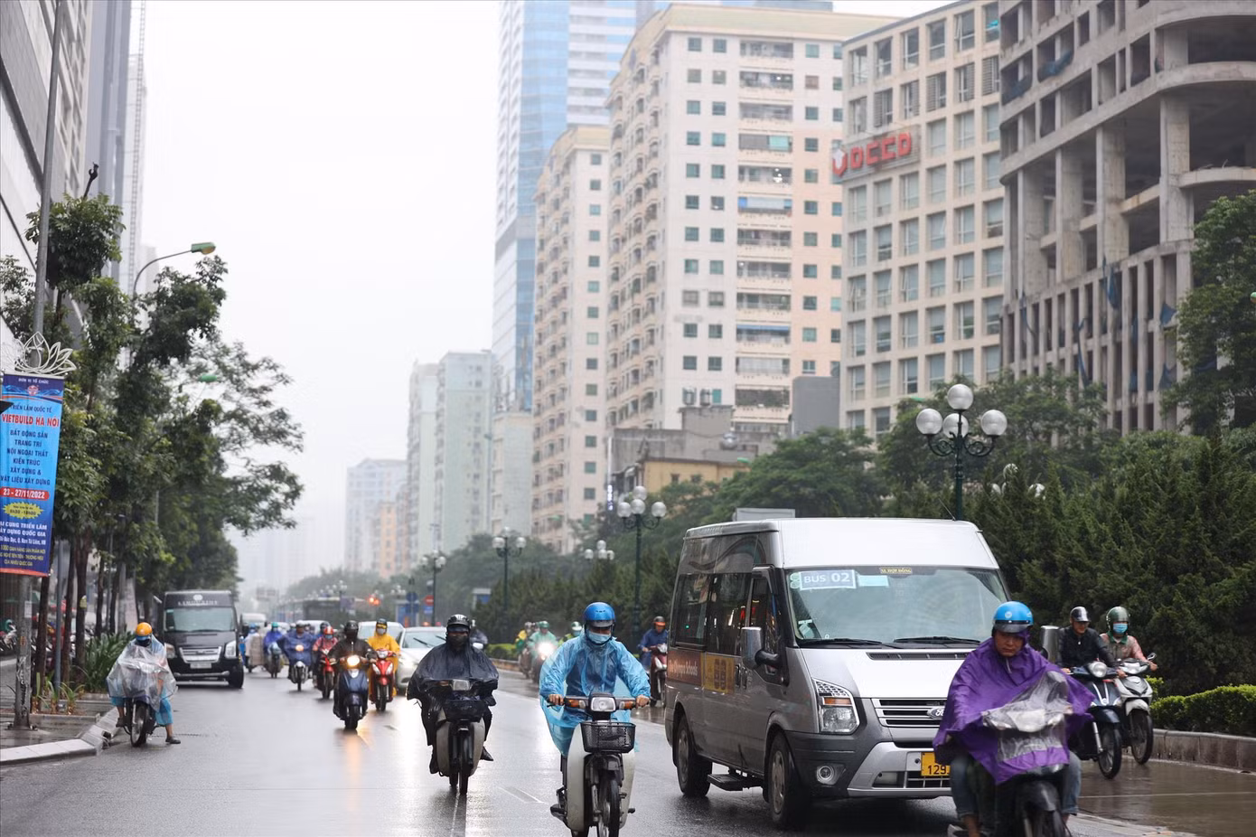 Ai chịu sai phạm “nâng tầng” tại đường Lê Văn Lương? Ảnh: Như Ý