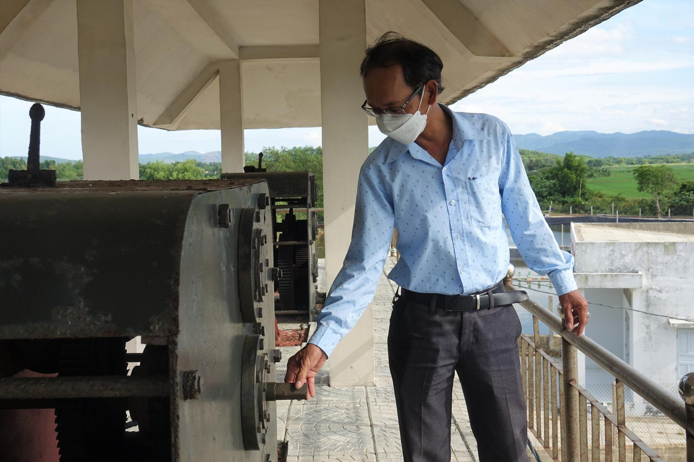 Thiết kế vận hành điện nhưng cống ngăn mặn sông Rớ đang phải quay bằng tay Ảnh: NN