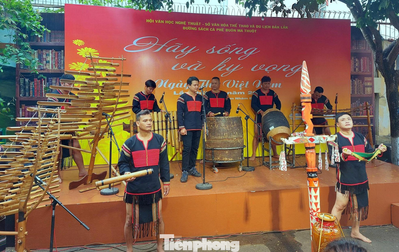 Hãy sống và hy vọng là chủ đề Ngày Thơ diễn ra tại Ban Mê Thuột năm nay ảnh: nguyễn thảo