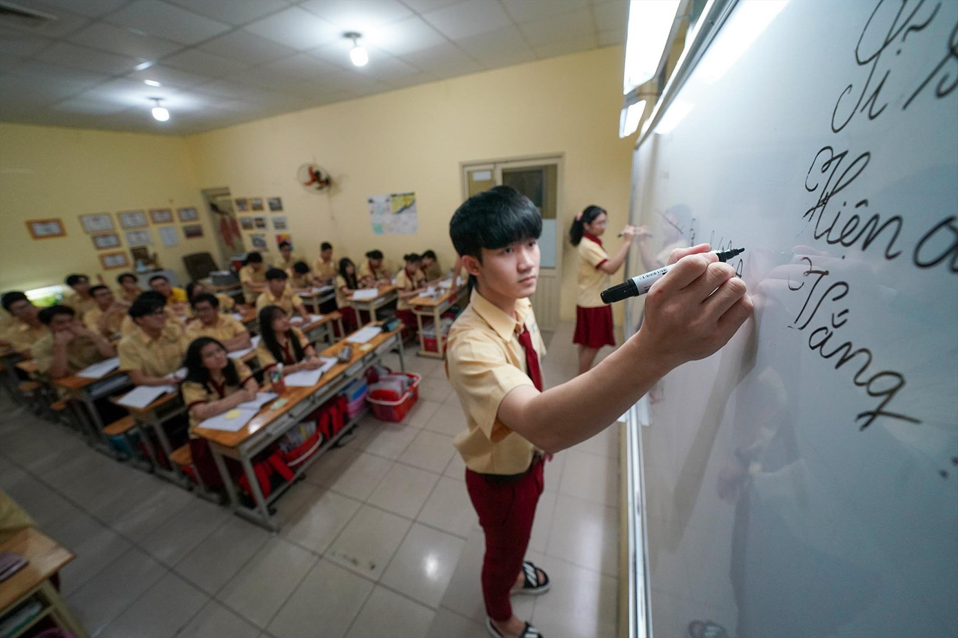 Học sinh Trường THPT Thành Nhân “tăng tốc” ôn thi tốt nghiệp THPT vào buổi tối Ảnh: Phạm Nguyễn