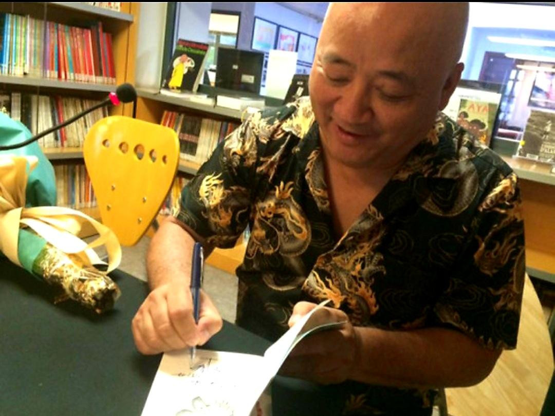 Dịch giả Lê Quang đang “tặng” chữ ký Dịch giả Lê Quang đang “tặng” chữ ký