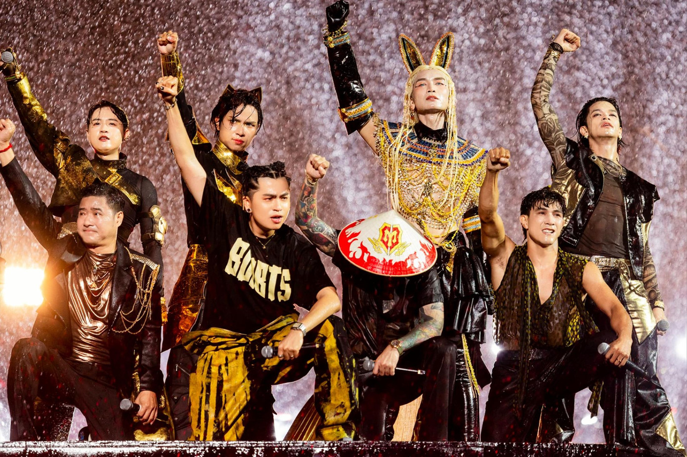 Dàn anh tài biểu diễn trong mưa