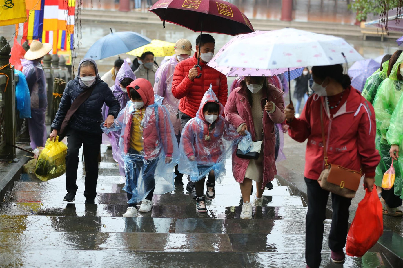 Người dân bất chấp mưa rét đổ về dâng hương và vãn cảnh chùa Hương dịp đầu xuân Nhâm Dần 2022 (sau đó lễ hội đóng cửa do dịch bệnh). Ảnh: Trọng Tài Người dân bất chấp mưa rét đổ về dâng hương và vãn cảnh chùa Hương dịp đầu xuân Nhâm Dần 2022 (sau đó lễ hội đóng cửa do dịch bệnh). Ảnh: Trọng Tài