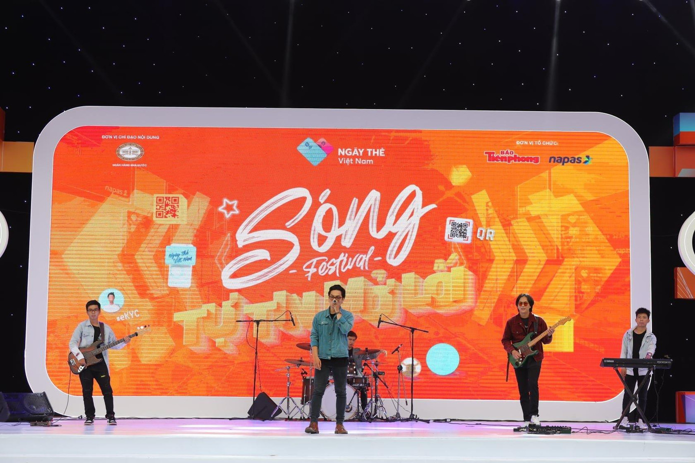 Khán giả Hà Nội nồng nhiệt đón nhóm Chillies Ảnh: HOÀNG MẠNH THẮNG