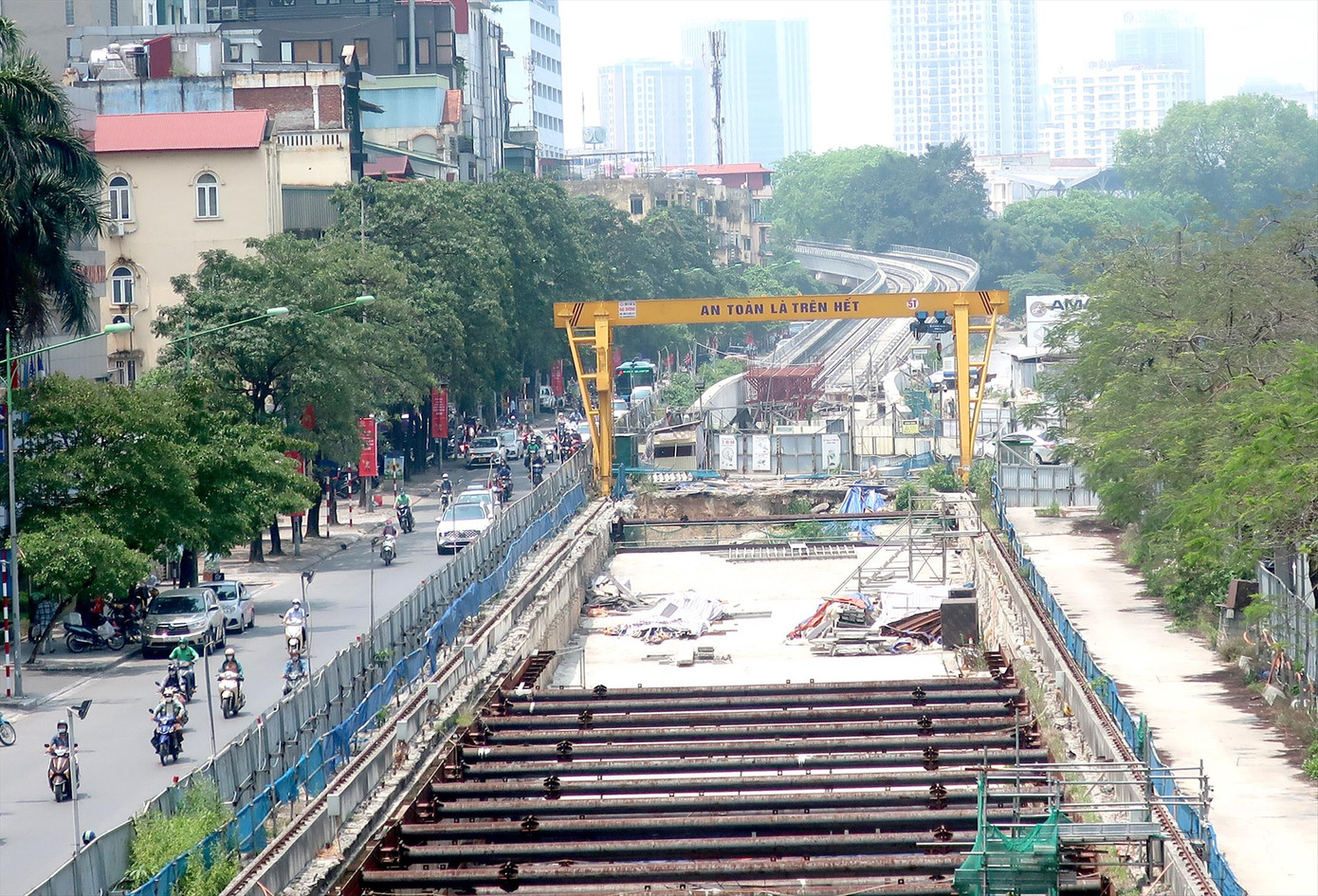 Nhiều gói thầu bị chậm triển khai thời gian qua, như dự án metro 3 Nhổn - Ga Hà Nội, dự án tuyến đường sắt đô thị Cát Linh - Hà Đông (TP Hà Nội).