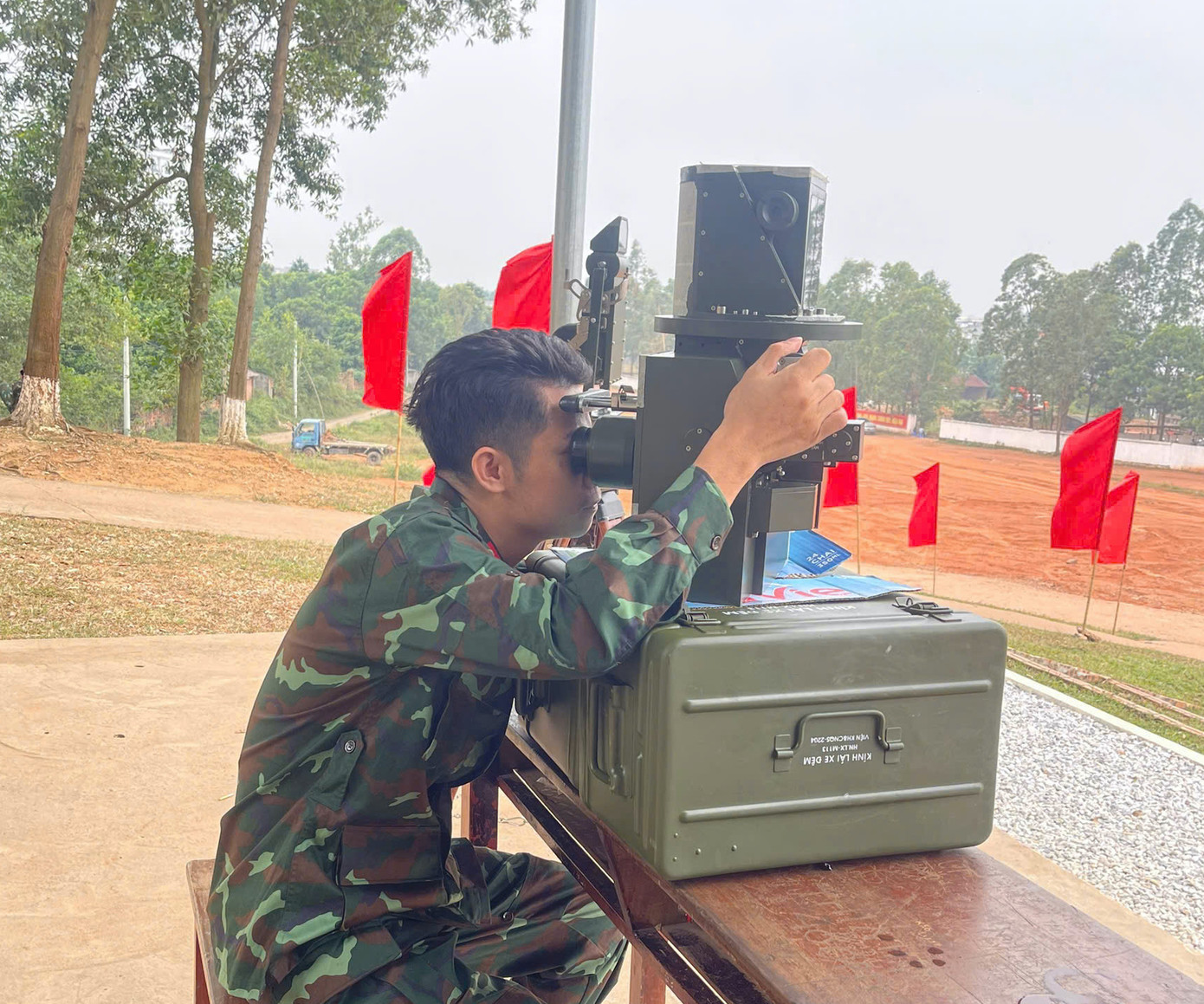 Phạm Đình Quý thử nghiệm kính ngắm pháo thủ đa kênh cho xe chiến đấu bộ binh do Việt Nam sản xuất. Phạm Đình Quý thử nghiệm kính ngắm pháo thủ đa kênh cho xe chiến đấu bộ binh do Việt Nam sản xuất.