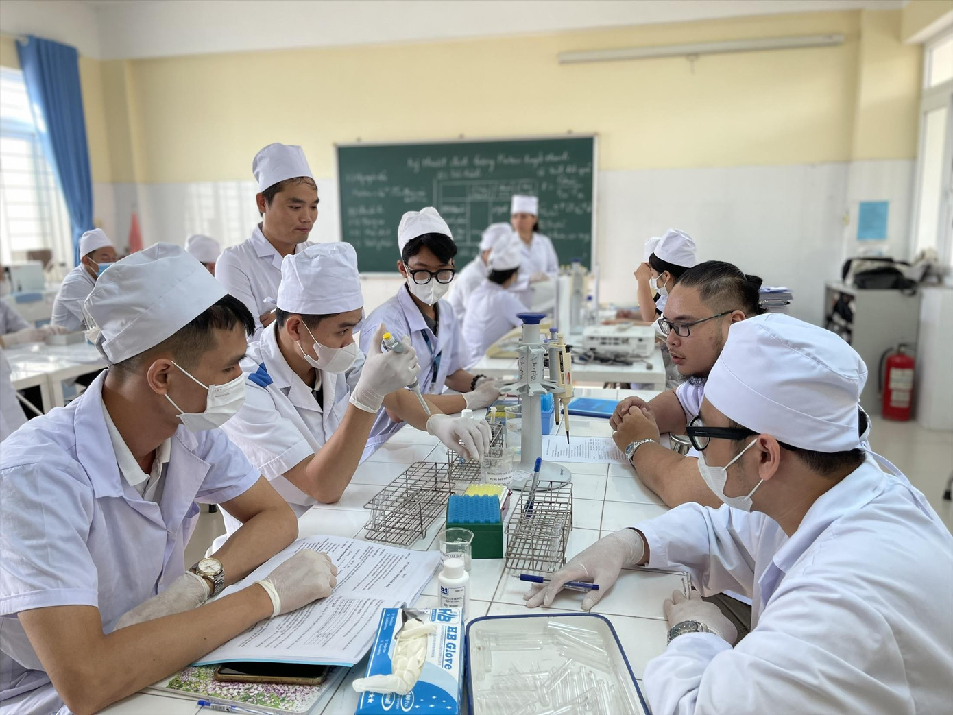 Sinh viên Trường Trung cấp Y tế Đặng Văn Ngữ, Viện Sốt rét-Ký sinh trùng-Côn trùng T.Ư trong giờ học thực hành Ảnh: NGHIÊM HUÊ