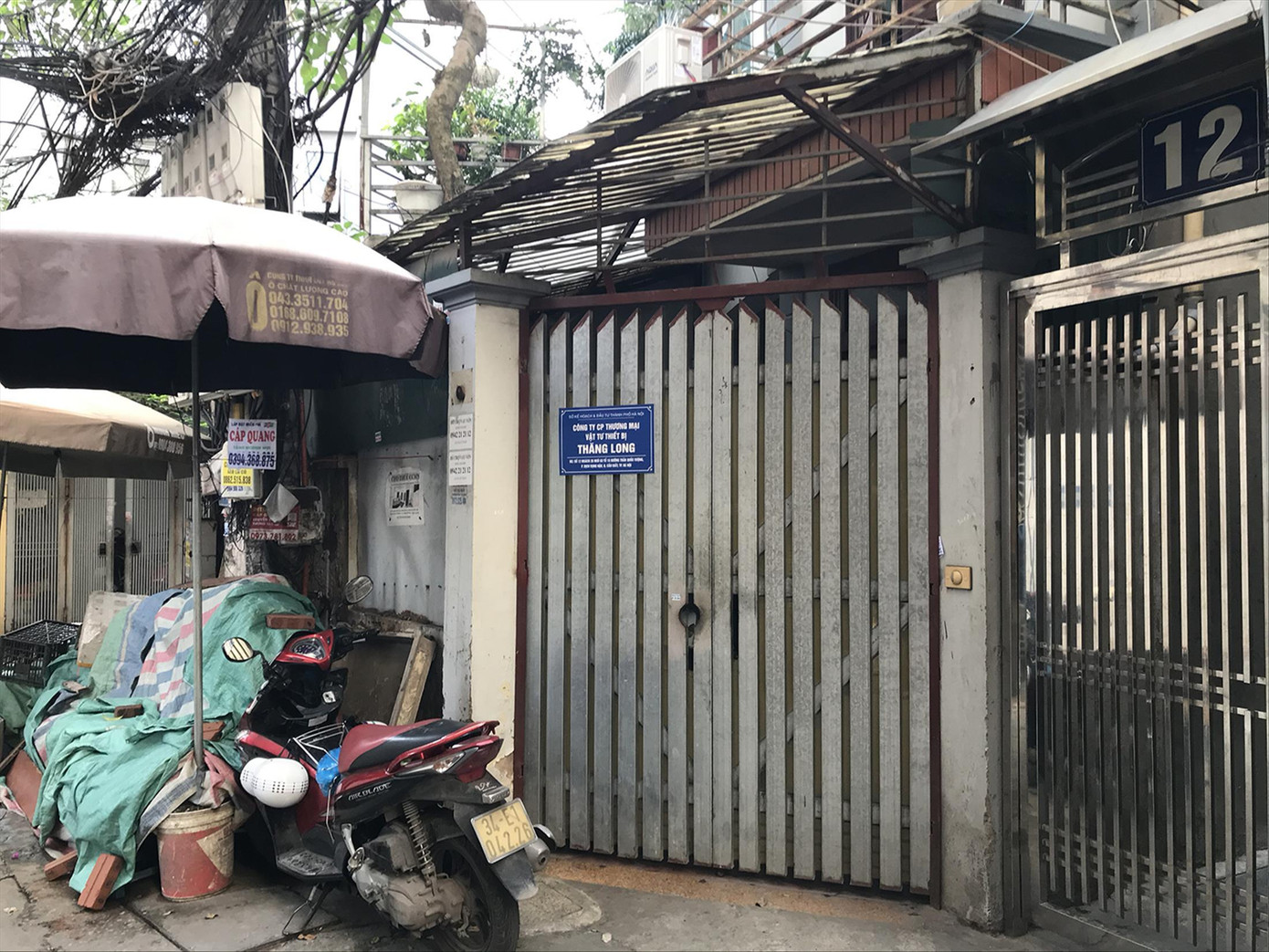 Biển tên Cty CP Thương mại vật tư thiết bị Thăng Long gắn ở ngôi nhà nằm trong ngõ trên đường Trần Quốc Vượng (Cầu Giấy), trùng với tên công ty bị xác định nợ hơn 1,8 tỷ đồng của 1 lao động. Ảnh: Trường Phong Biển tên Cty CP Thương mại vật tư thiết bị Thăng Long gắn ở ngôi nhà nằm trong ngõ trên đường Trần Quốc Vượng (Cầu Giấy), trùng với tên công ty bị xác định nợ hơn 1,8 tỷ đồng của 1 lao động. Ảnh: Trường Phong
