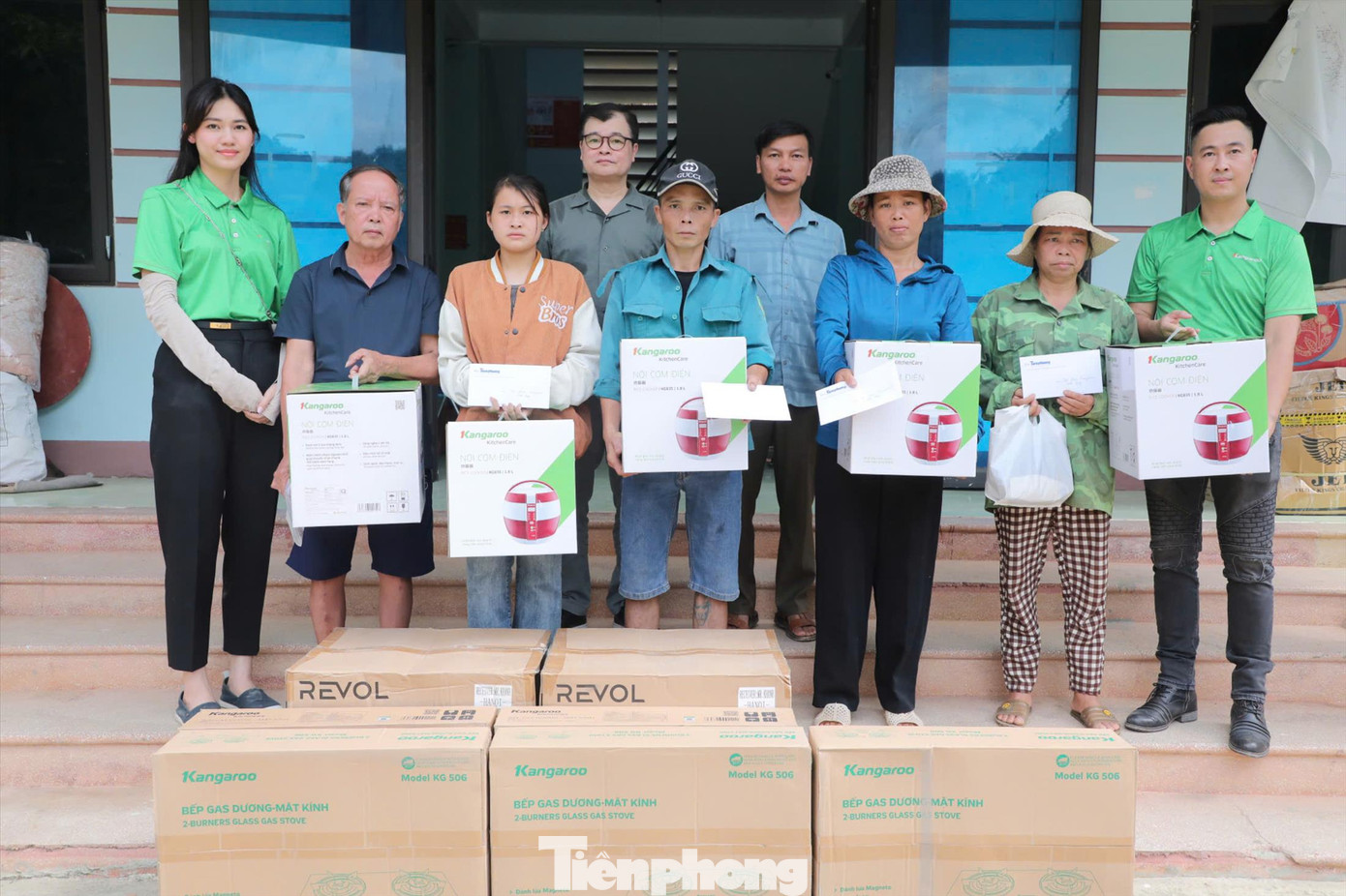 Trao bếp ga, nồi cơm điện, quạt tích điện và 5 triệu đồng cho các hộ bị ảnh hưởng bởi bão tại Bảo Yên, Lào Cai Trao bếp ga, nồi cơm điện, quạt tích điện và 5 triệu đồng cho các hộ bị ảnh hưởng bởi bão tại Bảo Yên, Lào Cai