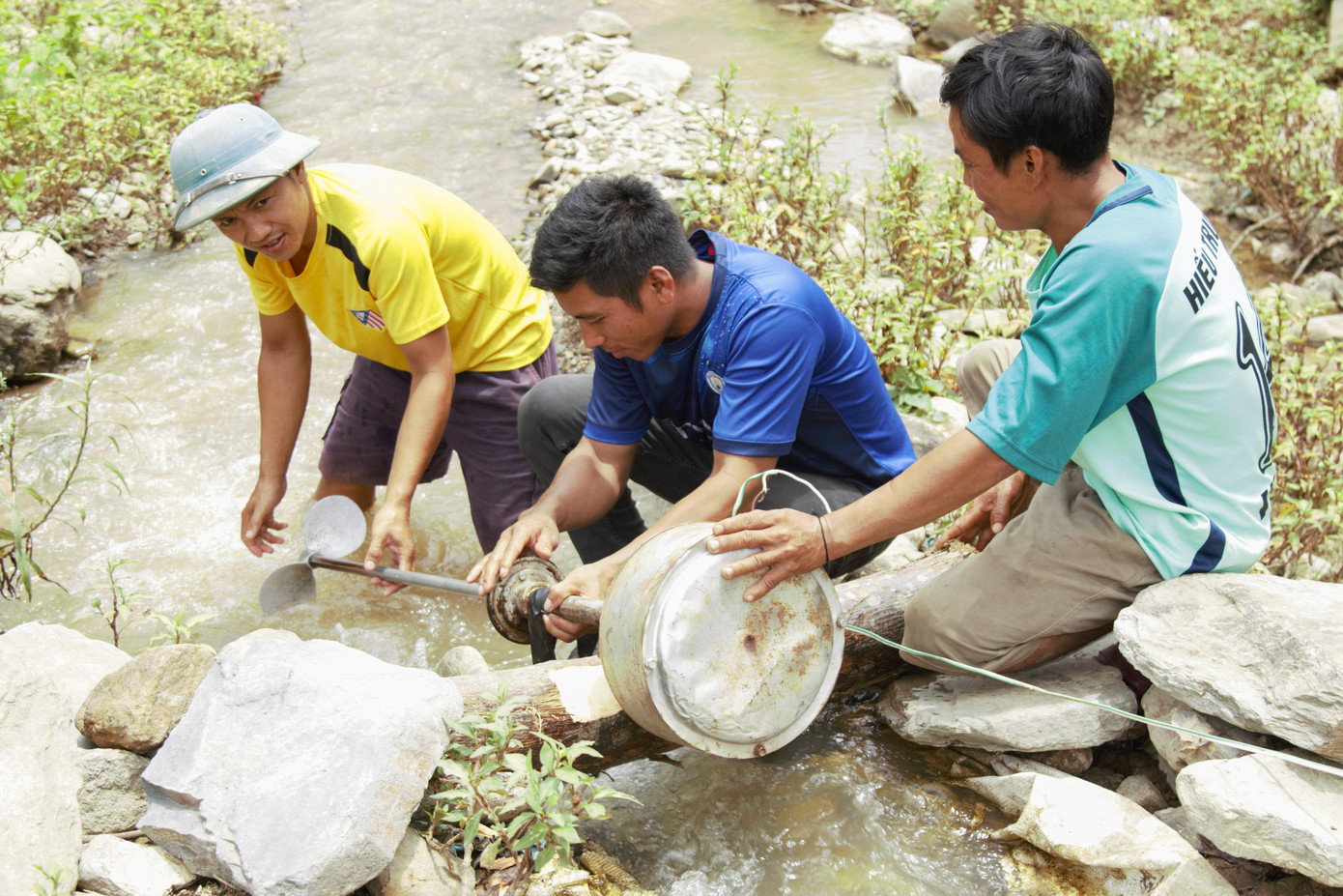 Anh Moong Văn Dậu cùng người dân bản Nhãn Lỳ sửa tua bin phát điện