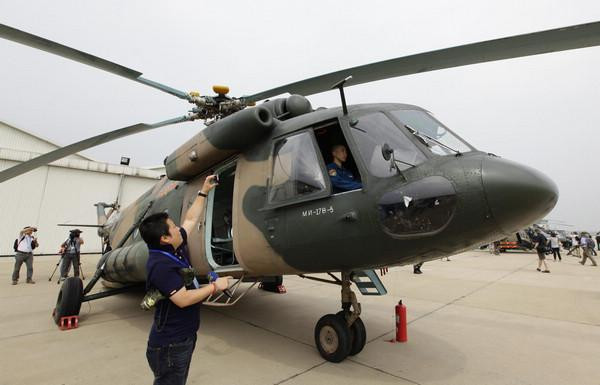Phóng viên chụp ảnh trực thăng M-171 trong chuyến thăm một căn cứ quân sự Trung Quốc ở ngoại ô Bắc Kinh Ảnh: China Daily