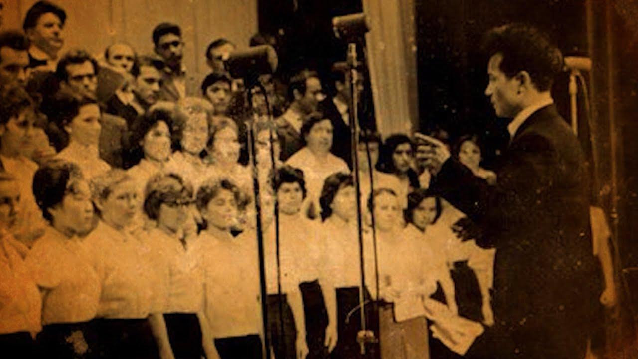 Nhạc sĩ Cao Việt Bách chỉ huy dàn nhạc