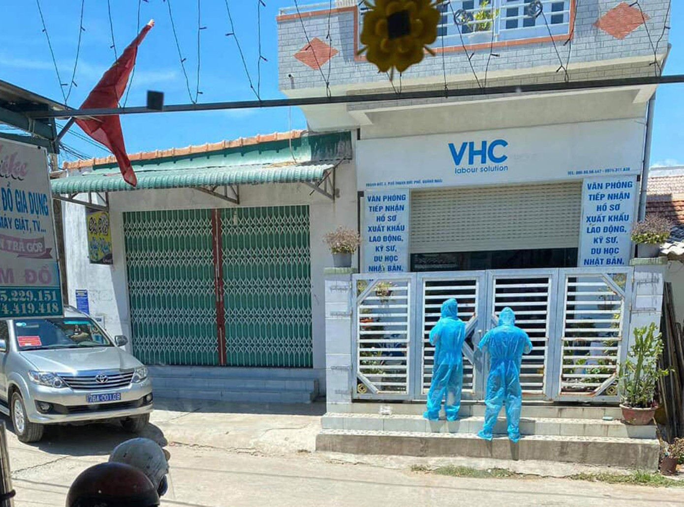 Các nhân viên y tế kiên trì gõ cửa một hộ dân suốt nhiều giờ Các nhân viên y tế kiên trì gõ cửa một hộ dân suốt nhiều giờ