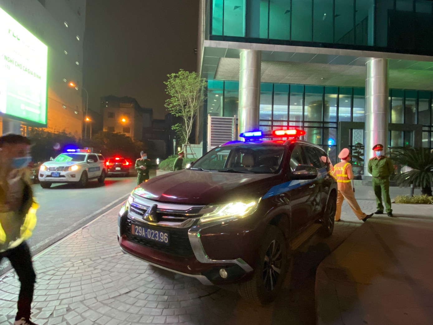 Cảnh sát khám xét trụ sở Tập đoàn FLC sau khi ông Trịnh Văn Quyết bị khởi tố, bắt tạm giam. Ảnh: Lê Dương Cảnh sát khám xét trụ sở Tập đoàn FLC sau khi ông Trịnh Văn Quyết bị khởi tố, bắt tạm giam. Ảnh: Lê Dương