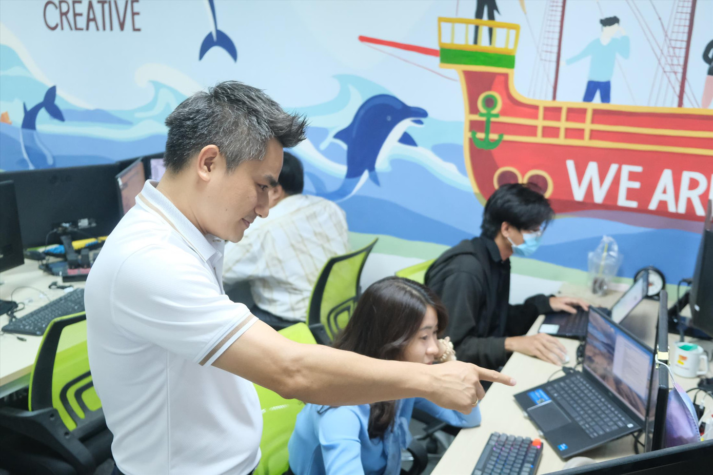 Buổi làm việc của anh Nguyễn Xuân Lục tại văn phòng WATA Buổi làm việc của anh Nguyễn Xuân Lục tại văn phòng WATA