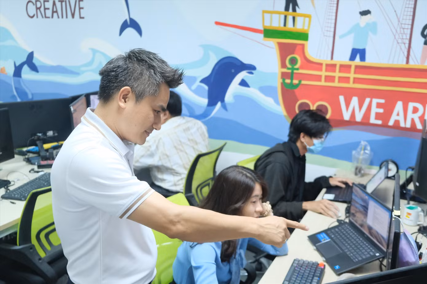 Buổi làm việc của anh Nguyễn Xuân Lục tại văn phòng WATA Buổi làm việc của anh Nguyễn Xuân Lục tại văn phòng WATA