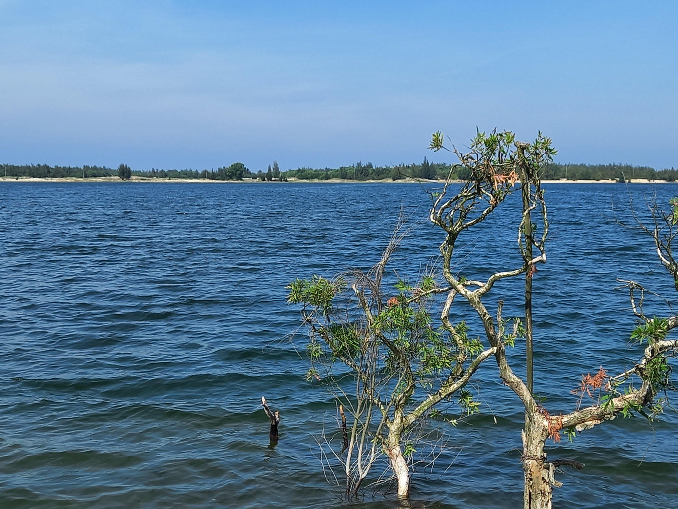 Biển nước với độ sâu -34 m ở moong mỏ sau khi dừng bóc đất tầng phủ