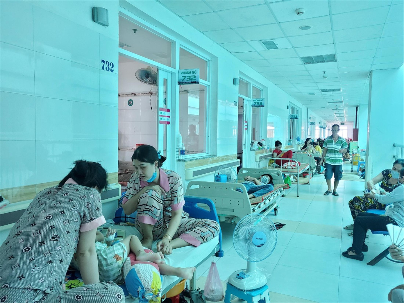 Số ca sốt xuất huyết tăng cao, bệnh viện phải để giường ra cả hành lang Ảnh: Kim Hà