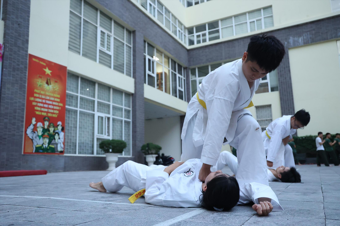 Thành viên Câu lạc bộ Karatedo Học viện Quân y luyện tập đối kháng. Ảnh: Hoàng Ngọc
