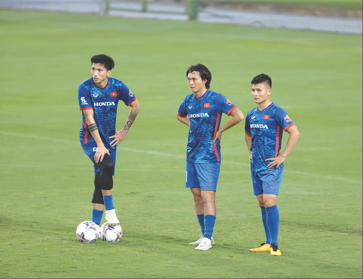 Quang Hải tập buổi đầu tiên cùng đội tuyển Việt Nam sau khi về nước. Ảnh: Anh Đoàn. Quang Hải tập buổi đầu tiên cùng đội tuyển Việt Nam sau khi về nước. Ảnh: Anh Đoàn.