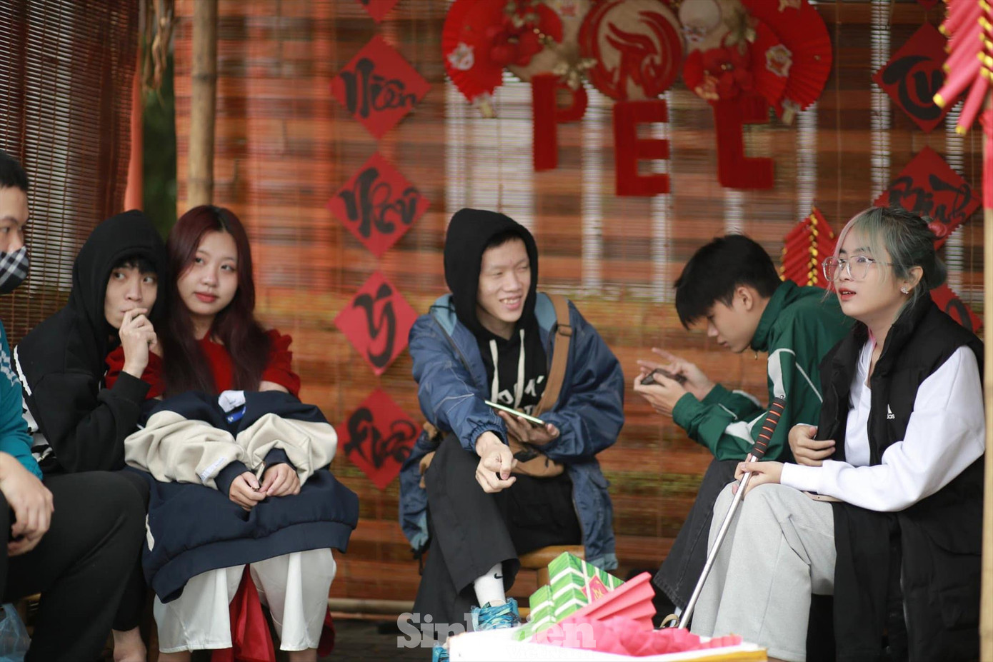 Sinh viên các trường ĐH bắt đầu rộn ràng với không khí Tết. Ảnh: Diệp An