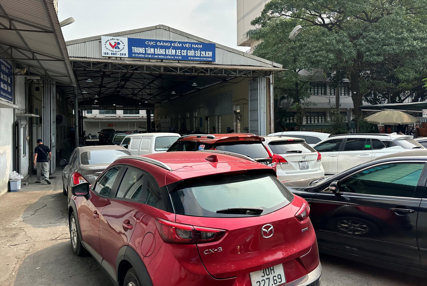 Ùn ứ kéo dài tại trung tâm đăng kiểm 2903V (Cầu Giấy) trong đầu tháng 5 vừa qua Ùn ứ kéo dài tại trung tâm đăng kiểm 2903V (Cầu Giấy) trong đầu tháng 5 vừa qua