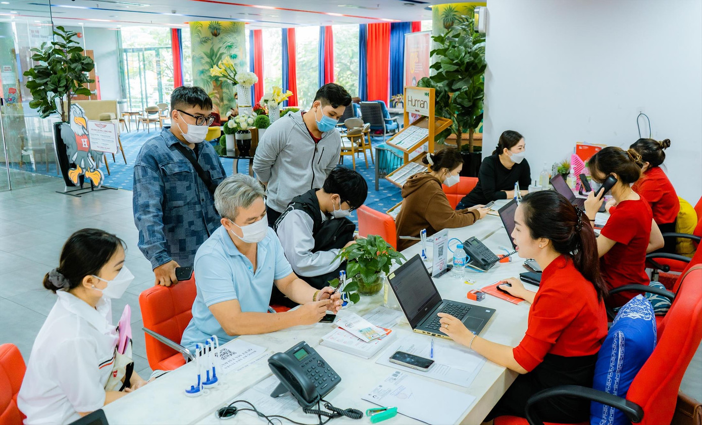 Thí sinh và phụ huynh tìm hiểu về các ngành học, phương thức xét tuyển tại một trường đại học ở TPHCM ảnh: Nguyễn Dũng Thí sinh và phụ huynh tìm hiểu về các ngành học, phương thức xét tuyển tại một trường đại học ở TPHCM ảnh: Nguyễn Dũng