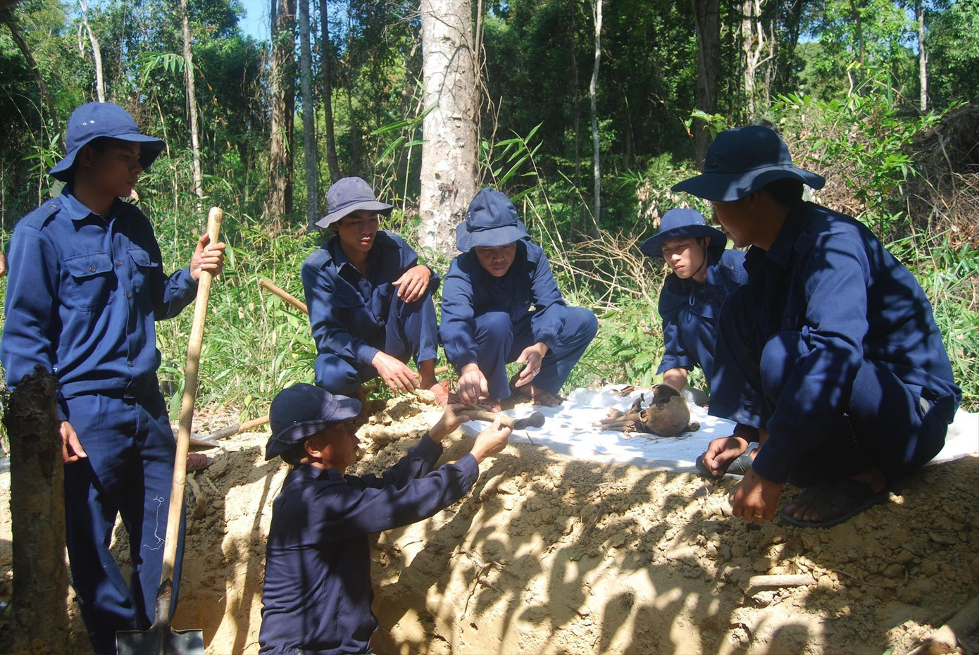 Nhờ vào thông tin của người dân các bộ tộc Lào mà Đội Quy tập 589 đã tìm thấy nhiều hài cốt của đồng đội nằm sâu trong rừng rậm hay hang đá cheo leo