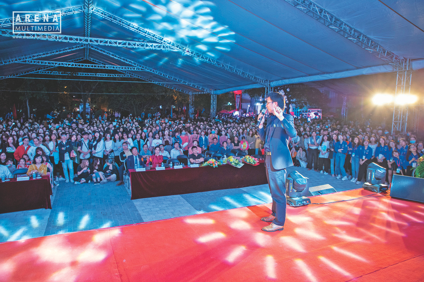 Tác giả, nhà báo Nguyễn Tuấn Anh nói chuyện với sinh viên tại trường Đại học Thương mại