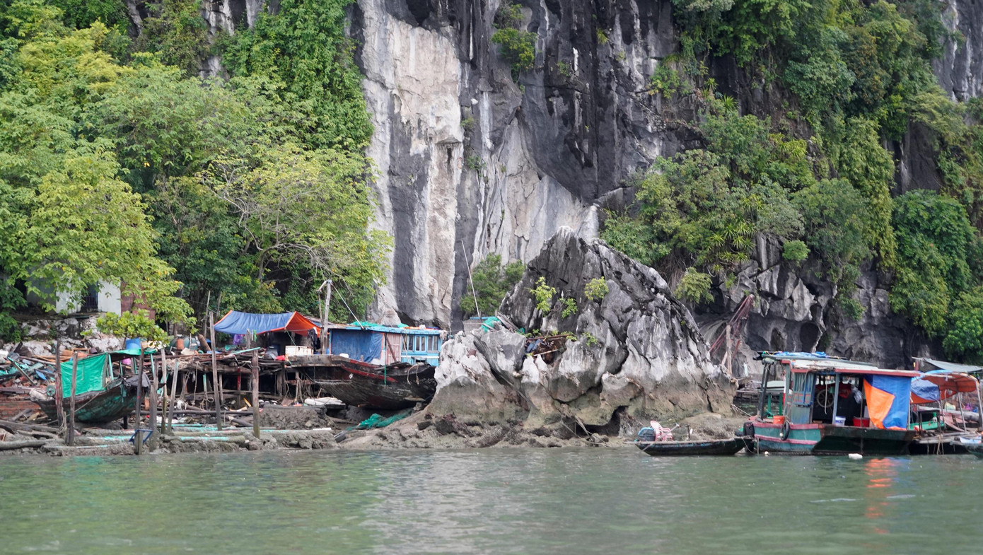 Những xóm chài nhếch nhác trên vịnh Hạ Long Ảnh: Hoàng Dương