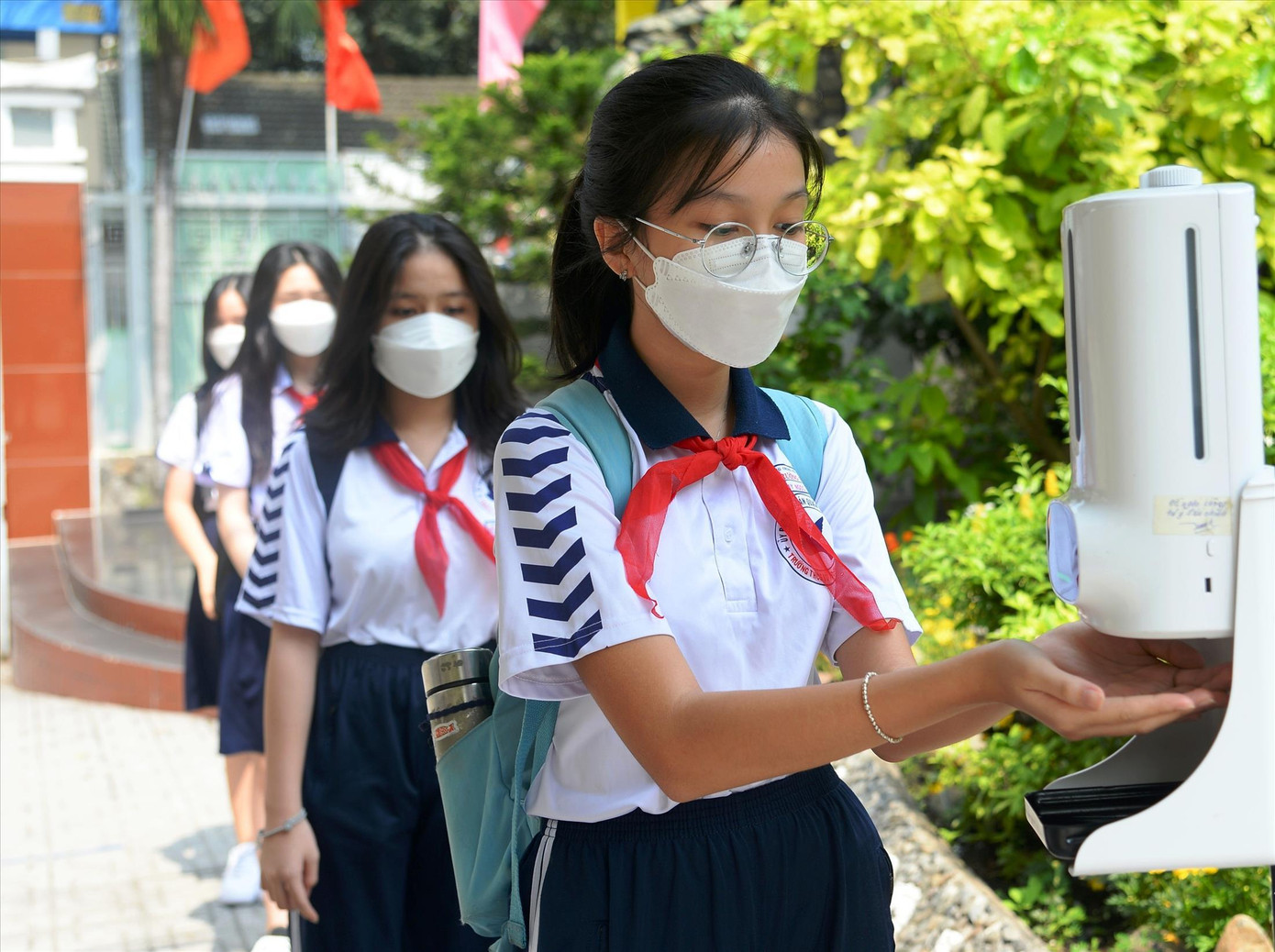 Học sinh Trường THCS Võ Trường Toản vệ sinh khử khuẩn trước khi vào lớp