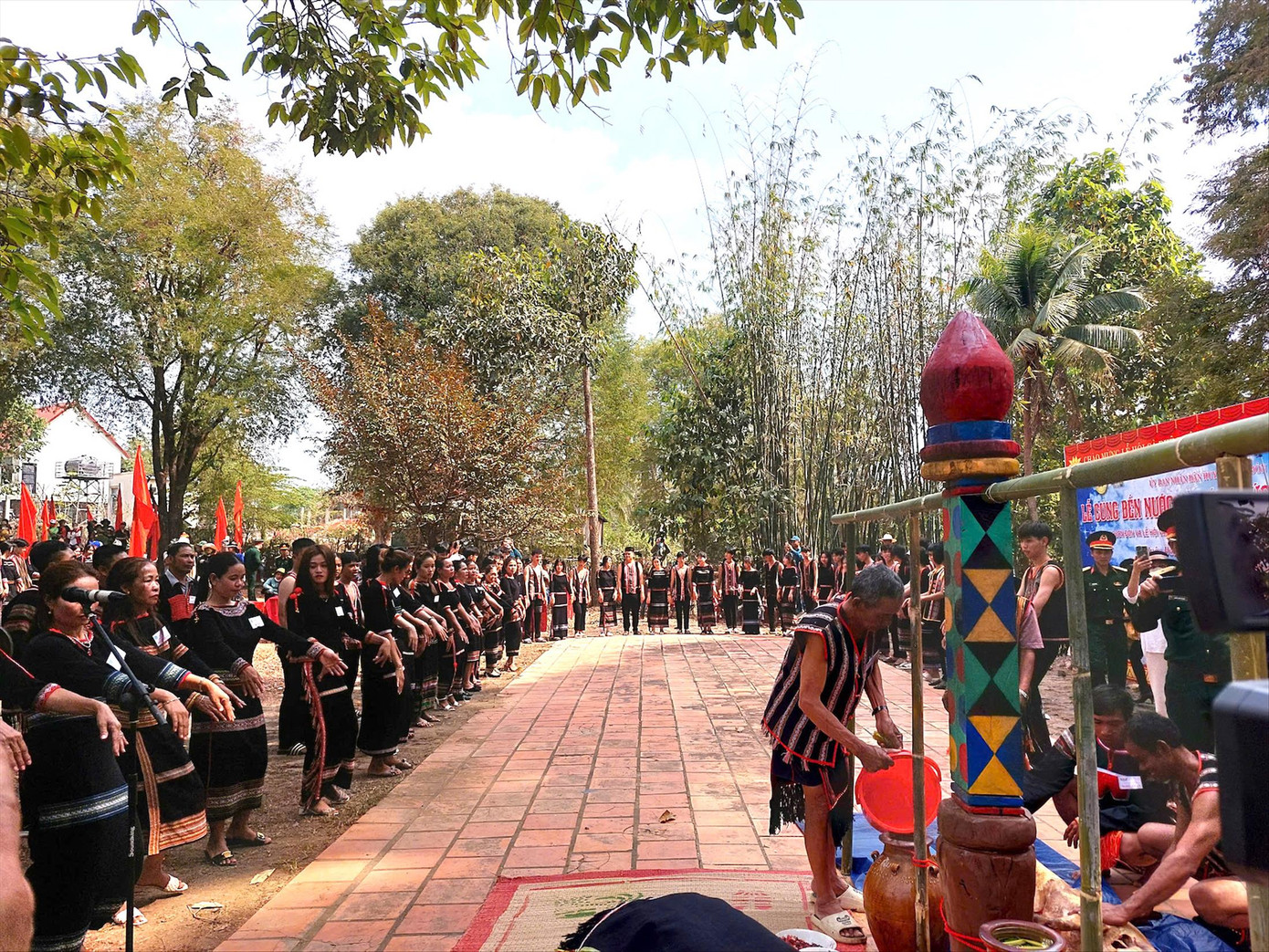 Nhiều lễ hội truyền thống được bà con duy trì, phát huy và bảo tồn