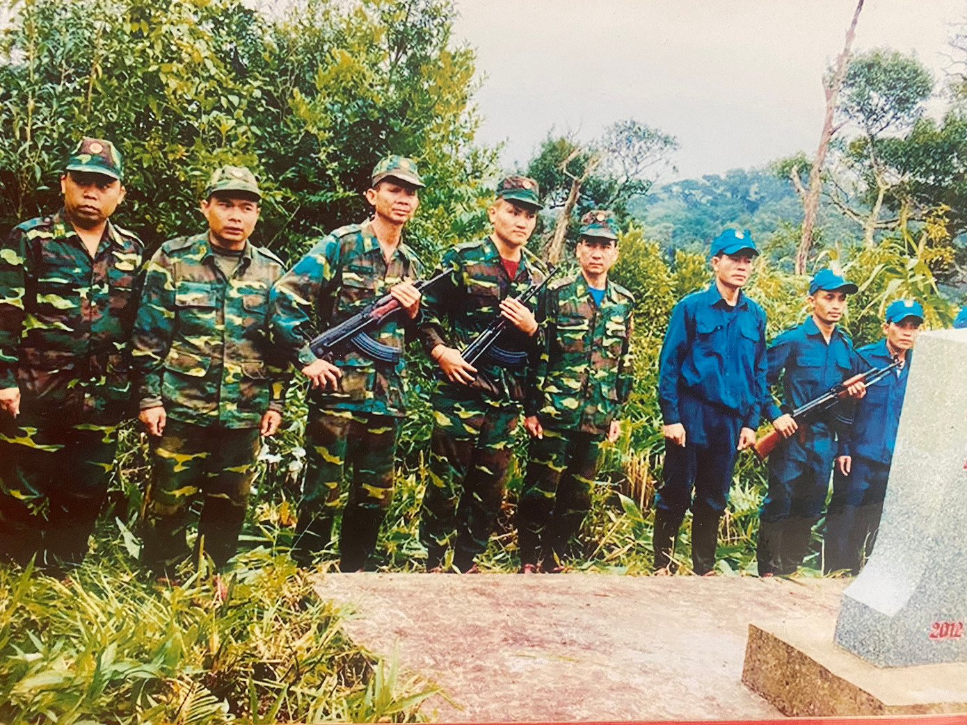 Quân và dân tuần tra bảo vệ cột mốc biên giới