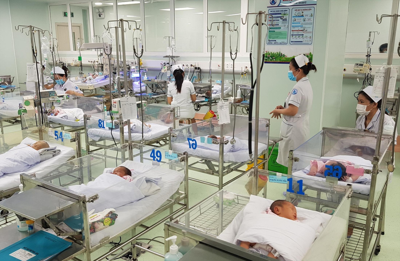 Công việc nhiều áp lực nhưng thu nhập chưa tương xứng là một trong những nguyên nhân khiến nhân viên y tế nghỉ việc ảnh: Vân Sơn Công việc nhiều áp lực nhưng thu nhập chưa tương xứng là một trong những nguyên nhân khiến nhân viên y tế nghỉ việc ảnh: Vân Sơn