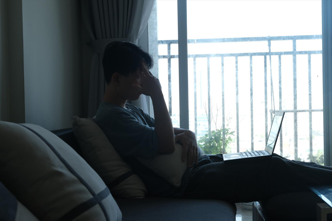 Hình ảnh “cô đơn trên sofa” đang dần trở nên phổ biến Ảnh: Phú Quang Hình ảnh “cô đơn trên sofa” đang dần trở nên phổ biến Ảnh: Phú Quang