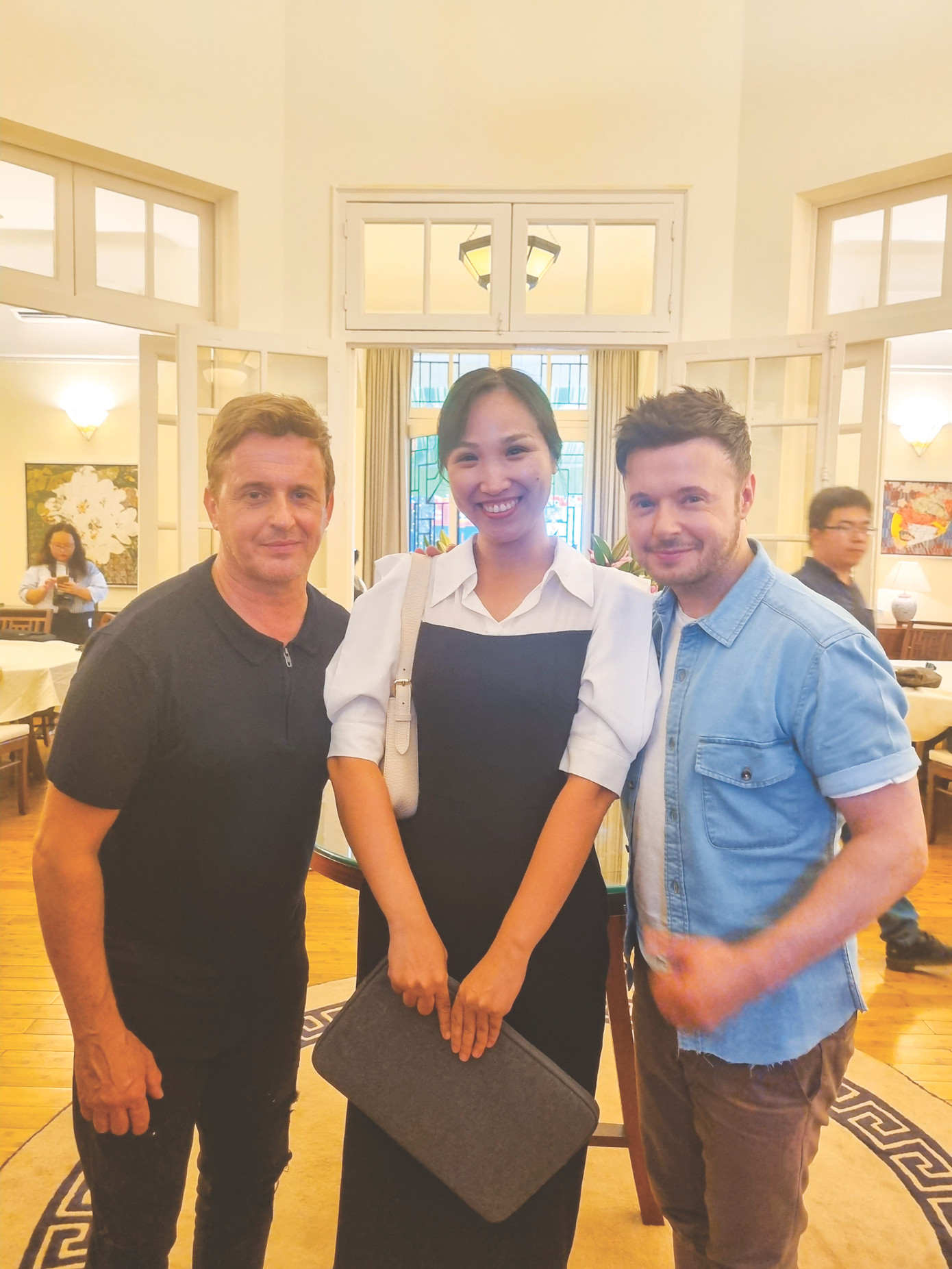 Tác giả bài viết chụp cùng thành viên nhóm nhạc 911 Tác giả bài viết chụp cùng thành viên nhóm nhạc 911