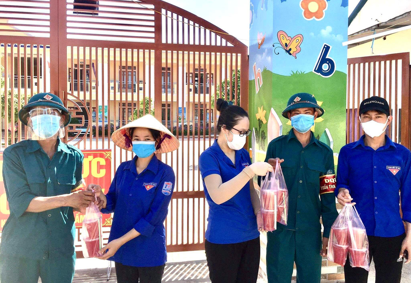 Tình nguyện viên tặng nước mát cho các điểm chốt kiểm soát dịch ở huyện Diễn Châu, Nghệ An