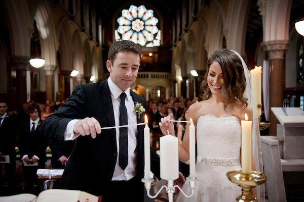 Chú rể, cô dâu thực hiện các nghi thức