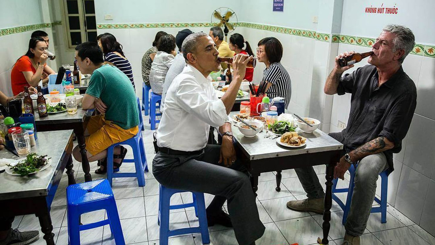 Anthony thưởng thức món bún chả Hà Nội cùng cựu Tổng thống Mỹ Obama
