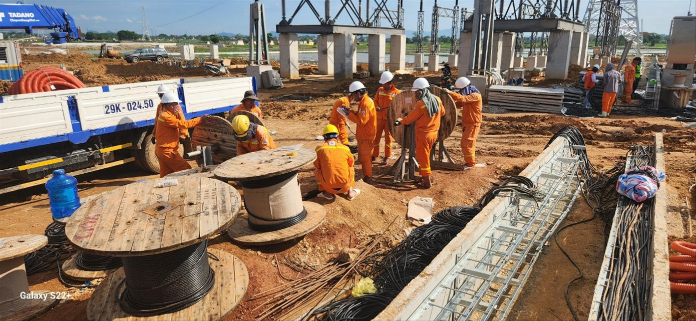 Công nhân thi công tại Trạm biến áp 500kV tại xã Thiệu Tiến và Thiệu Phúc, huyện Thiệu Hoá (Ảnh chụp ngày 4/6) Công nhân thi công tại Trạm biến áp 500kV tại xã Thiệu Tiến và Thiệu Phúc, huyện Thiệu Hoá (Ảnh chụp ngày 4/6)