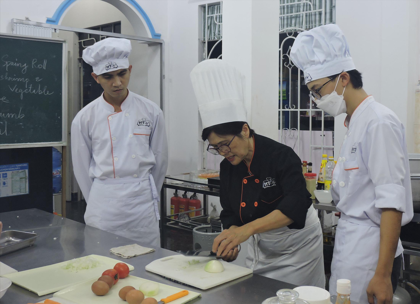 Cô Ánh Tuyết hướng dẫn học viên sơ chế thực phẩm trước khi gói chả giò