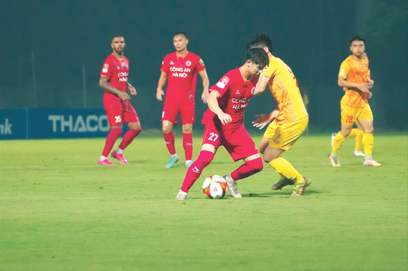 Cầu thủ CAHN đá giao hữu với U23 Việt Nam trong dịp FIFA Days. Ảnh: Anh Tú