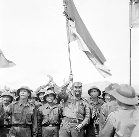 Chủ tịch Fidel Castro bên các chiến sĩ Quân giải phóng miền Nam ở Quảng Trị (1973). Ảnh tư liệu. (SGGP) Chủ tịch Fidel Castro bên các chiến sĩ Quân giải phóng miền Nam ở Quảng Trị (1973). Ảnh tư liệu. (SGGP)