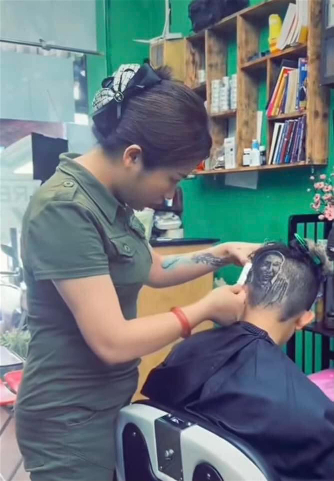 Hình tượng văn hóa đại chúng Thích Minh Tuệ đã kịp phóng chiếu vào thơ, tranh, ca khúc, thời trang và cả… kiểu tóc Hình tượng văn hóa đại chúng Thích Minh Tuệ đã kịp phóng chiếu vào thơ, tranh, ca khúc, thời trang và cả… kiểu tóc